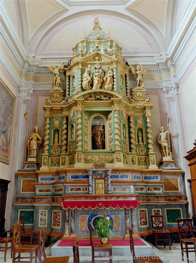 Ponderano (Biella, Italy) - Altar of the Virgin of the Rosary in the Church of St. Lawrence Martyr